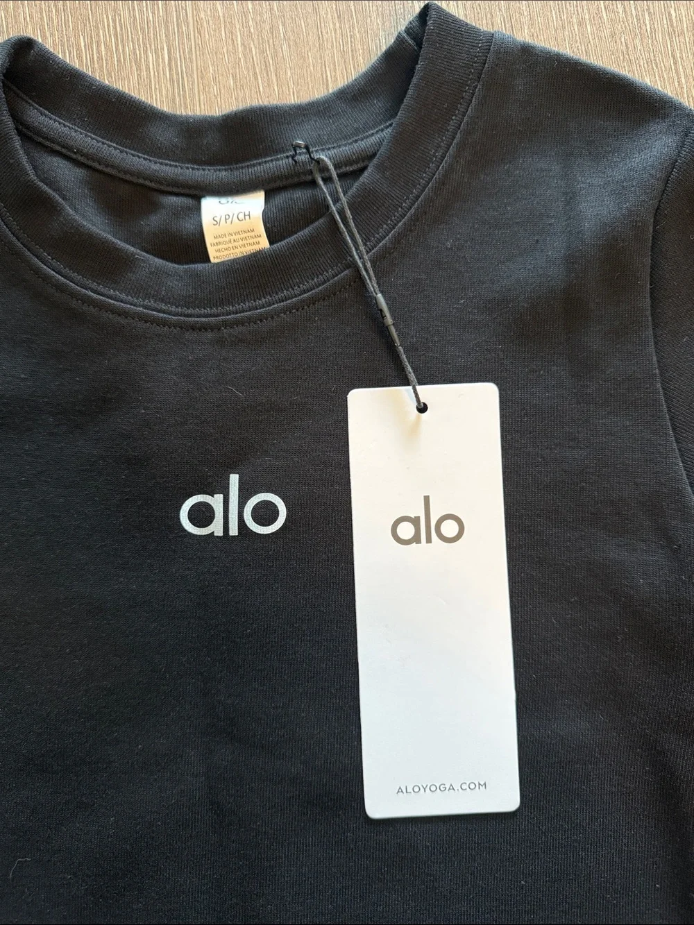 ALO Yoga Women’s Black Tee with Silver Logo - Picture 2 of 3